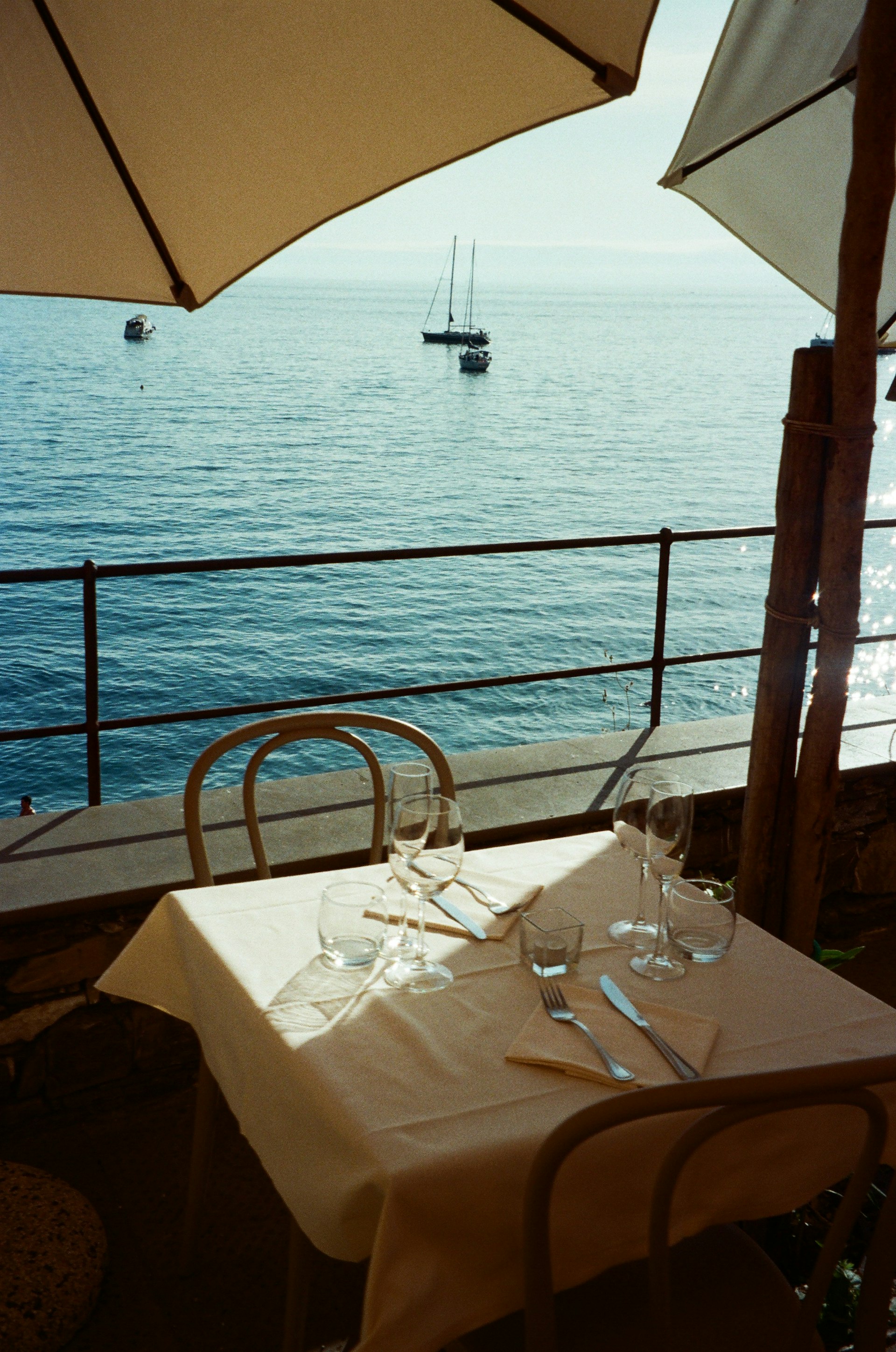 Mesa y ambiente de GFK Mariscos